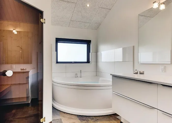 Three-bedroom In Henne Henne Strand